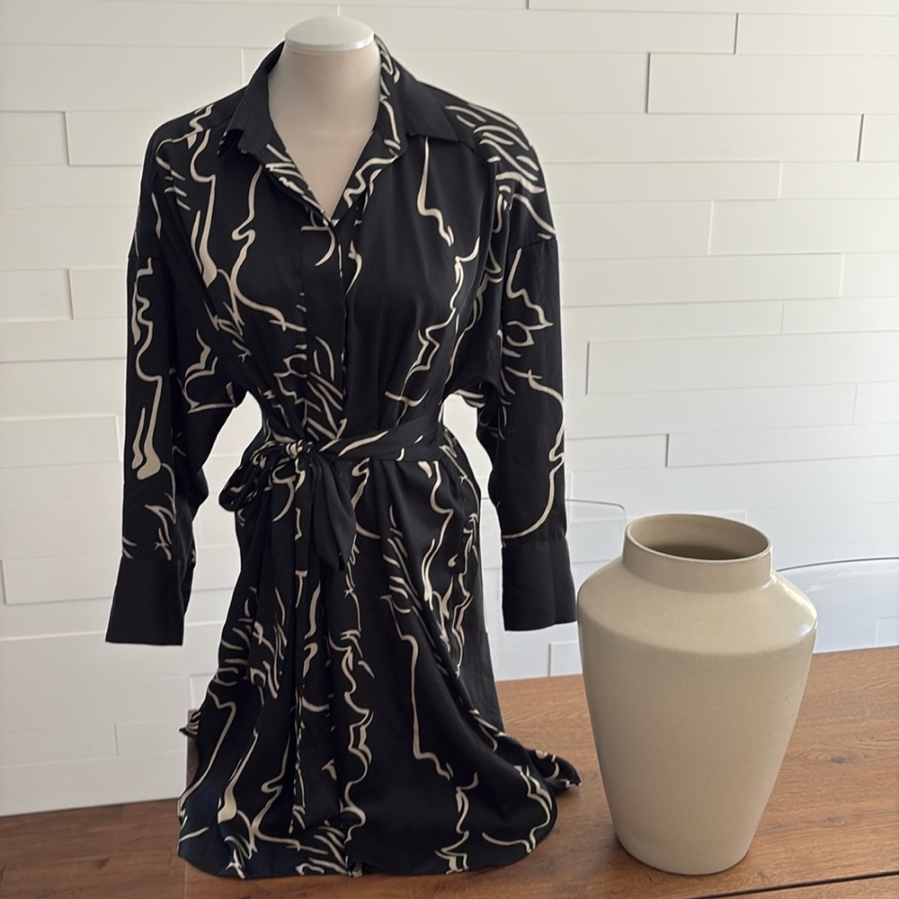 M Zara B+W Pattered Dress w/ hidden buttons and built on belt